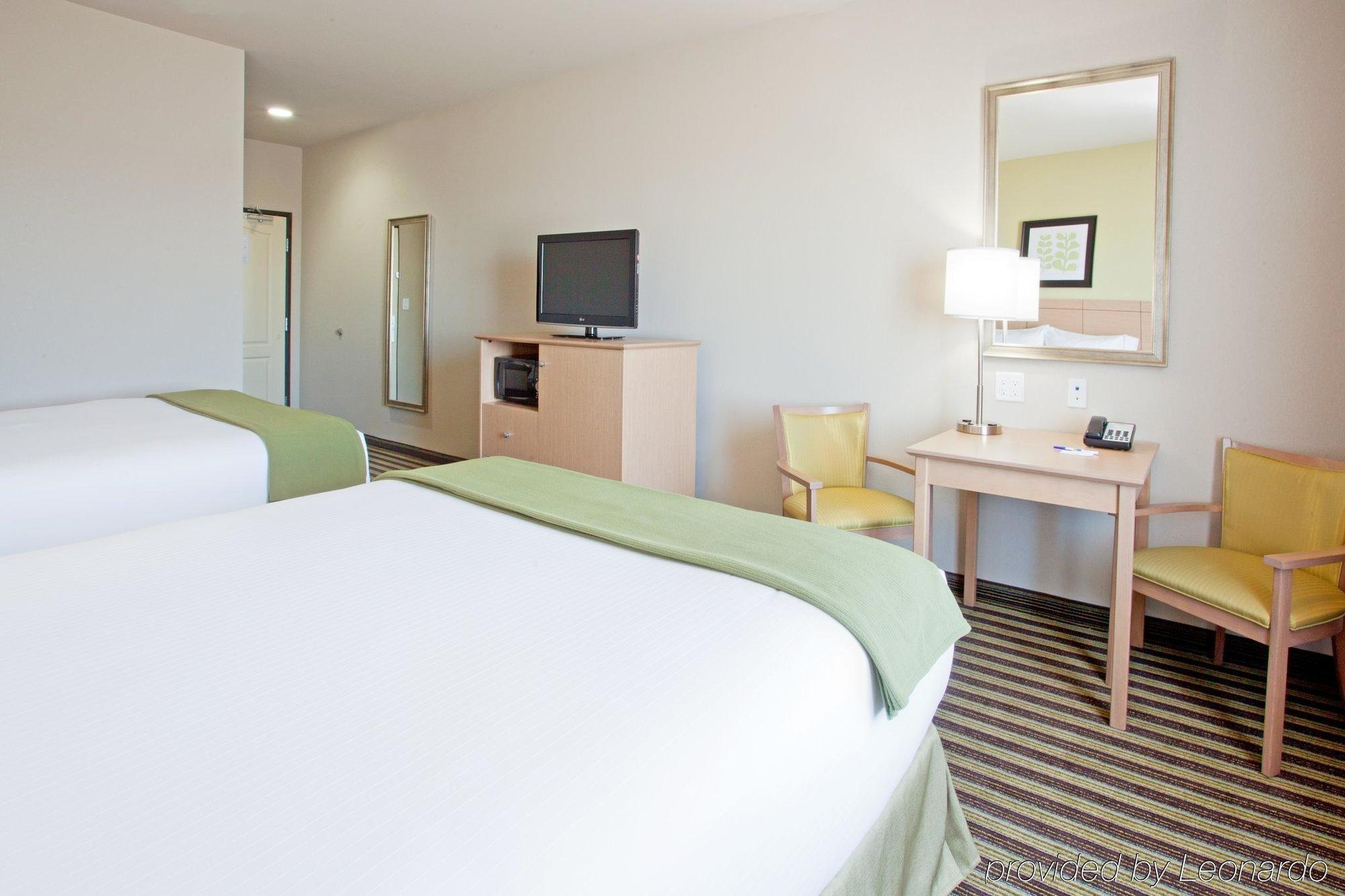 Holiday Inn Express Hotel & Suites Alvarado By Ihg Værelse billede