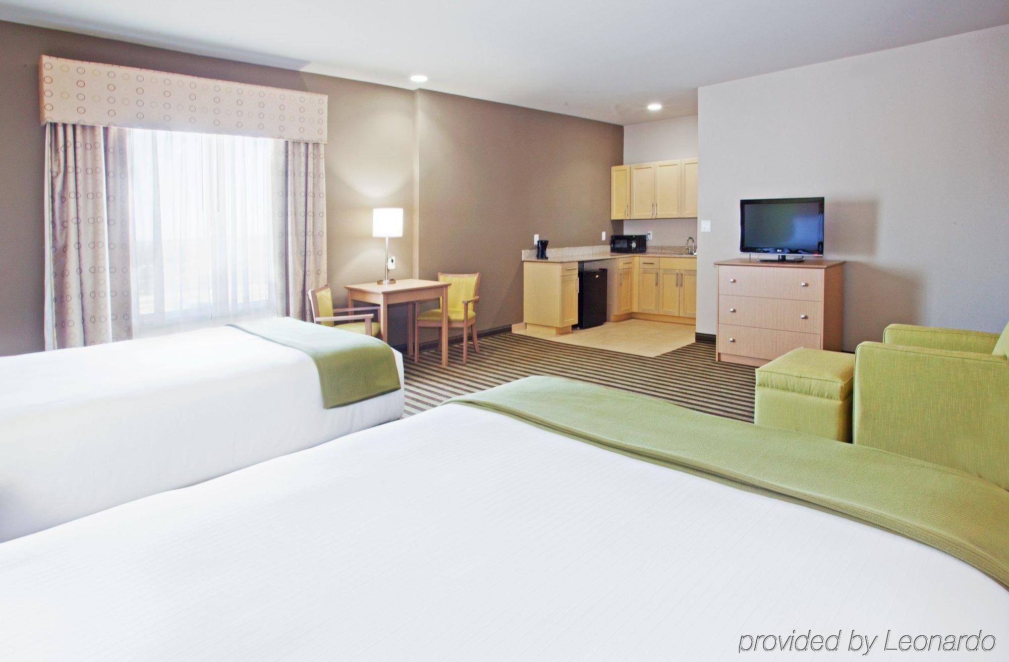 Holiday Inn Express Hotel & Suites Alvarado By Ihg Værelse billede